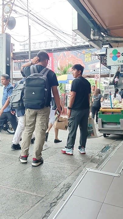 Napakamot bigla si ate sa kanyang dede .